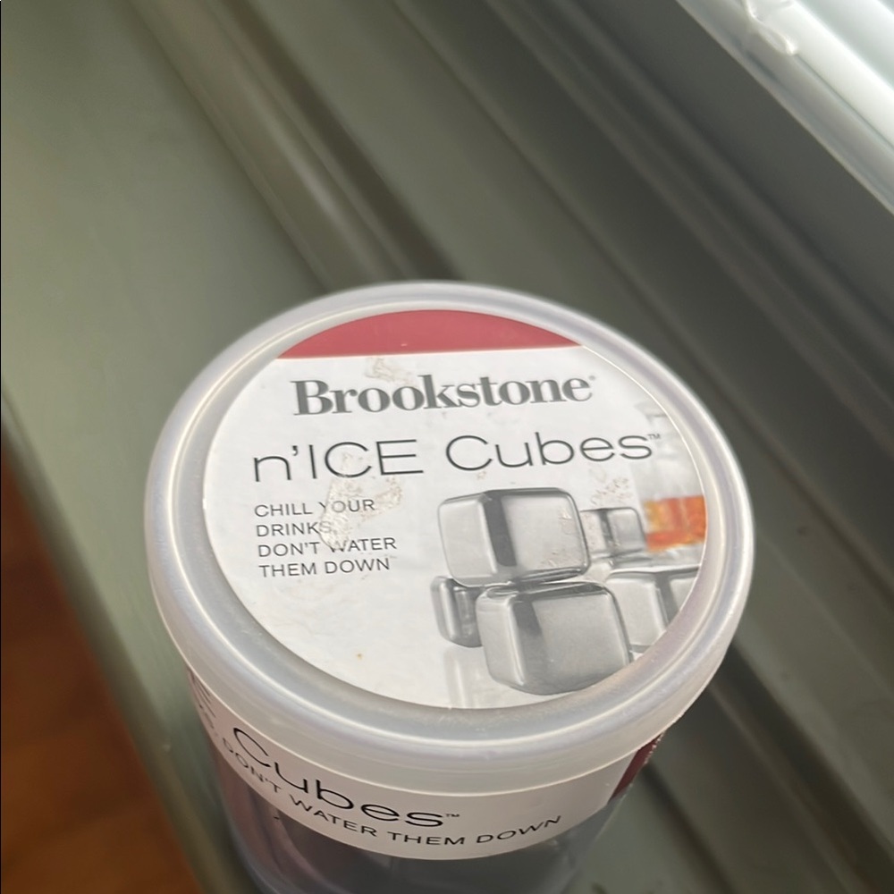 Brookstone n'ICE Cubes